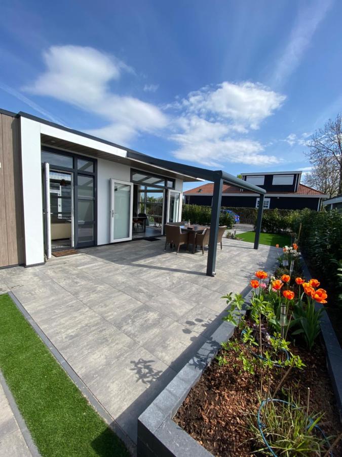 Luxus Cube Ferienhaus Chalet Am See Mit Schwimmbad In Lathum Nl Εξωτερικό φωτογραφία