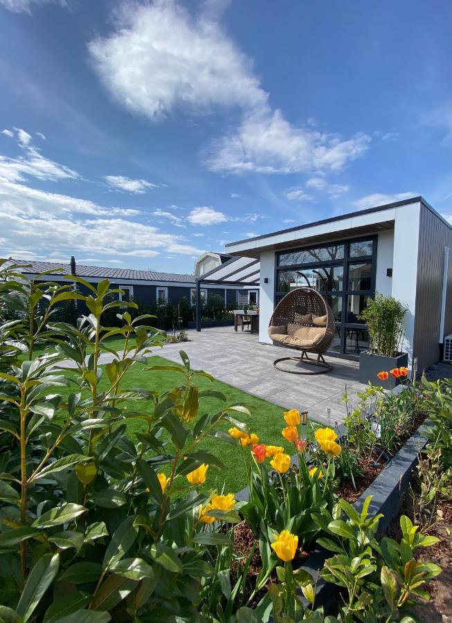 Luxus Cube Ferienhaus Chalet Am See Mit Schwimmbad In Lathum Nl Εξωτερικό φωτογραφία