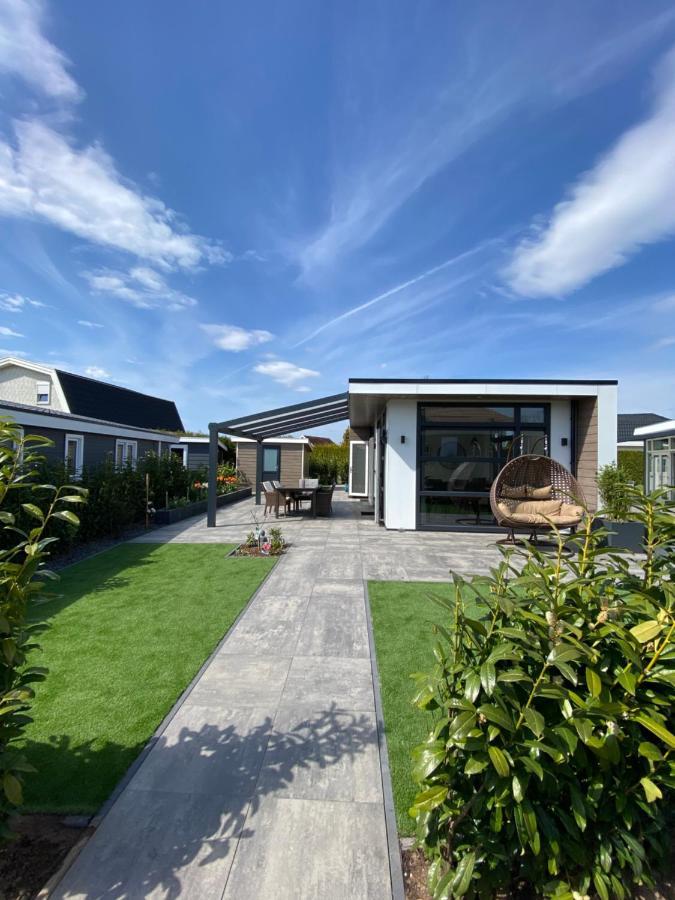 Luxus Cube Ferienhaus Chalet Am See Mit Schwimmbad In Lathum Nl Εξωτερικό φωτογραφία