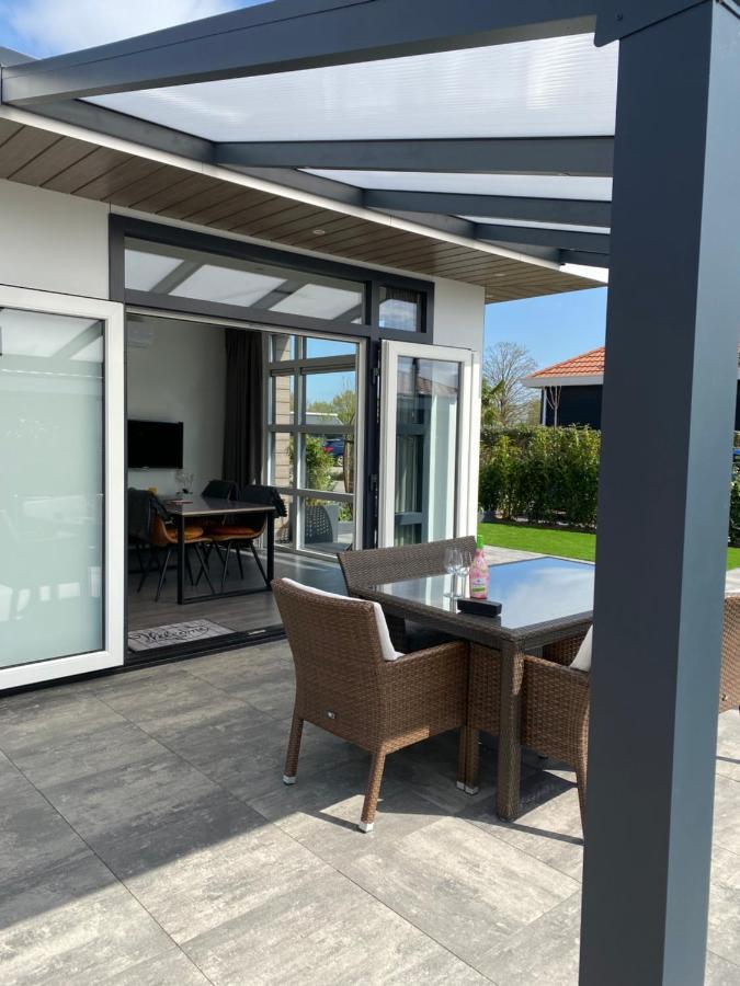 Luxus Cube Ferienhaus Chalet Am See Mit Schwimmbad In Lathum Nl Εξωτερικό φωτογραφία