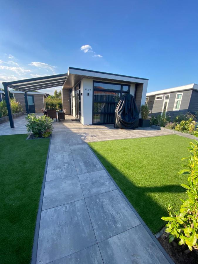 Luxus Cube Ferienhaus Chalet Am See Mit Schwimmbad In Lathum Nl Εξωτερικό φωτογραφία