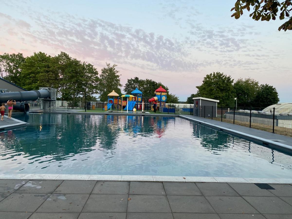Luxus Cube Ferienhaus Chalet Am See Mit Schwimmbad In Lathum Nl Εξωτερικό φωτογραφία
