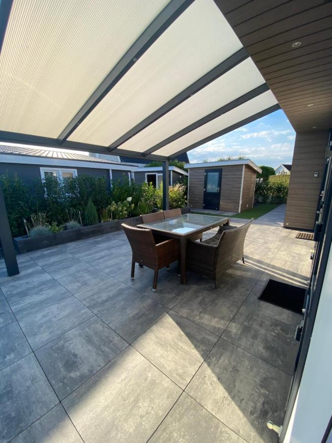 Luxus Cube Ferienhaus Chalet Am See Mit Schwimmbad In Lathum Nl Εξωτερικό φωτογραφία