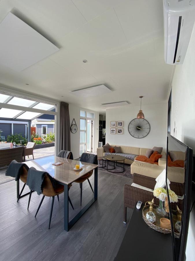 Luxus Cube Ferienhaus Chalet Am See Mit Schwimmbad In Lathum Nl Εξωτερικό φωτογραφία