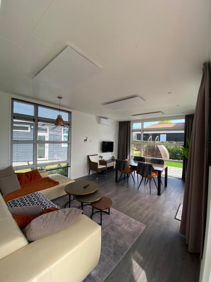 Luxus Cube Ferienhaus Chalet Am See Mit Schwimmbad In Lathum Nl Εξωτερικό φωτογραφία