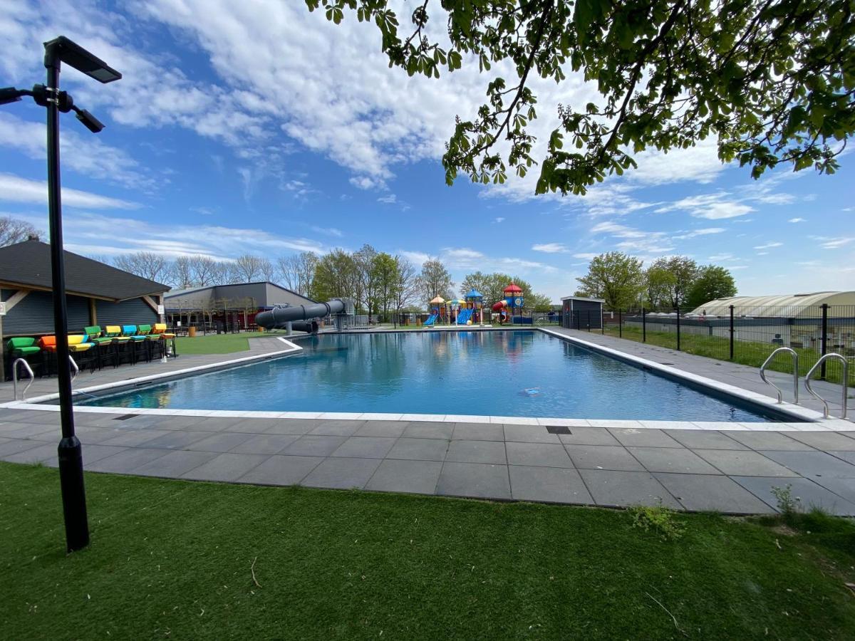 Luxus Cube Ferienhaus Chalet Am See Mit Schwimmbad In Lathum Nl Εξωτερικό φωτογραφία