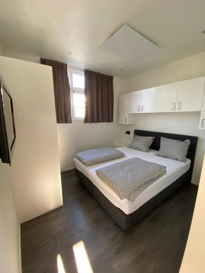 Luxus Cube Ferienhaus Chalet Am See Mit Schwimmbad In Lathum Nl Εξωτερικό φωτογραφία