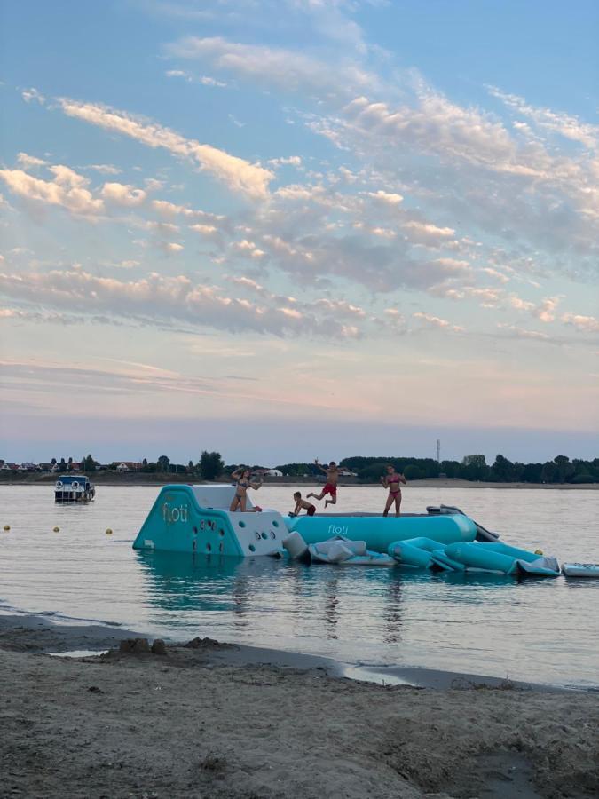 Luxus Cube Ferienhaus Chalet Am See Mit Schwimmbad In Lathum Nl Εξωτερικό φωτογραφία