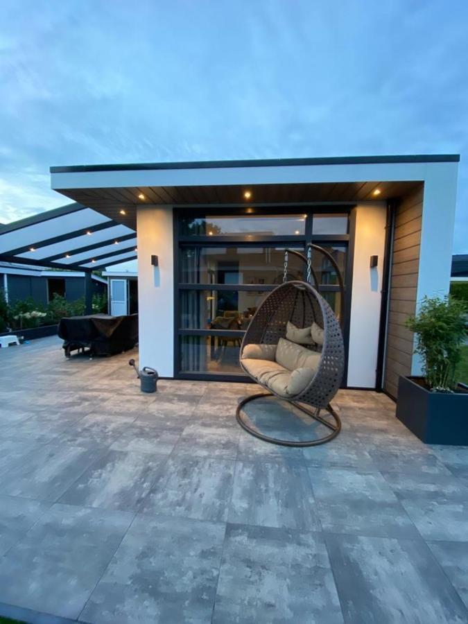 Luxus Cube Ferienhaus Chalet Am See Mit Schwimmbad In Lathum Nl Εξωτερικό φωτογραφία