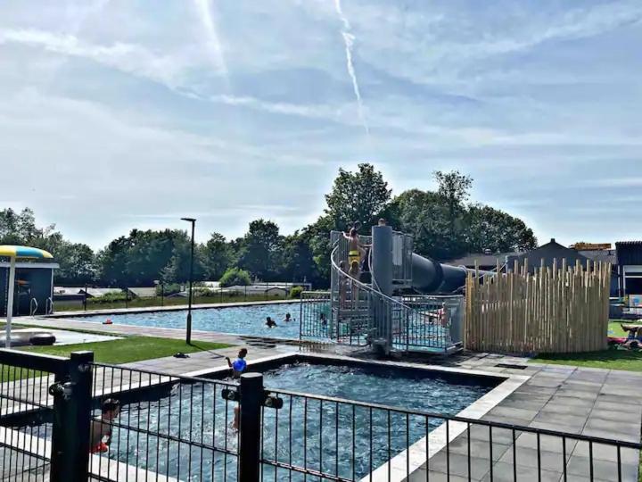 Luxus Cube Ferienhaus Chalet Am See Mit Schwimmbad In Lathum Nl Εξωτερικό φωτογραφία