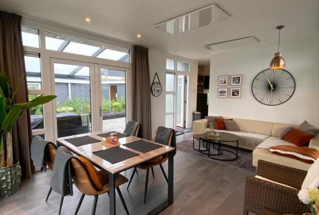 Luxus Cube Ferienhaus Chalet Am See Mit Schwimmbad In Lathum Nl Εξωτερικό φωτογραφία