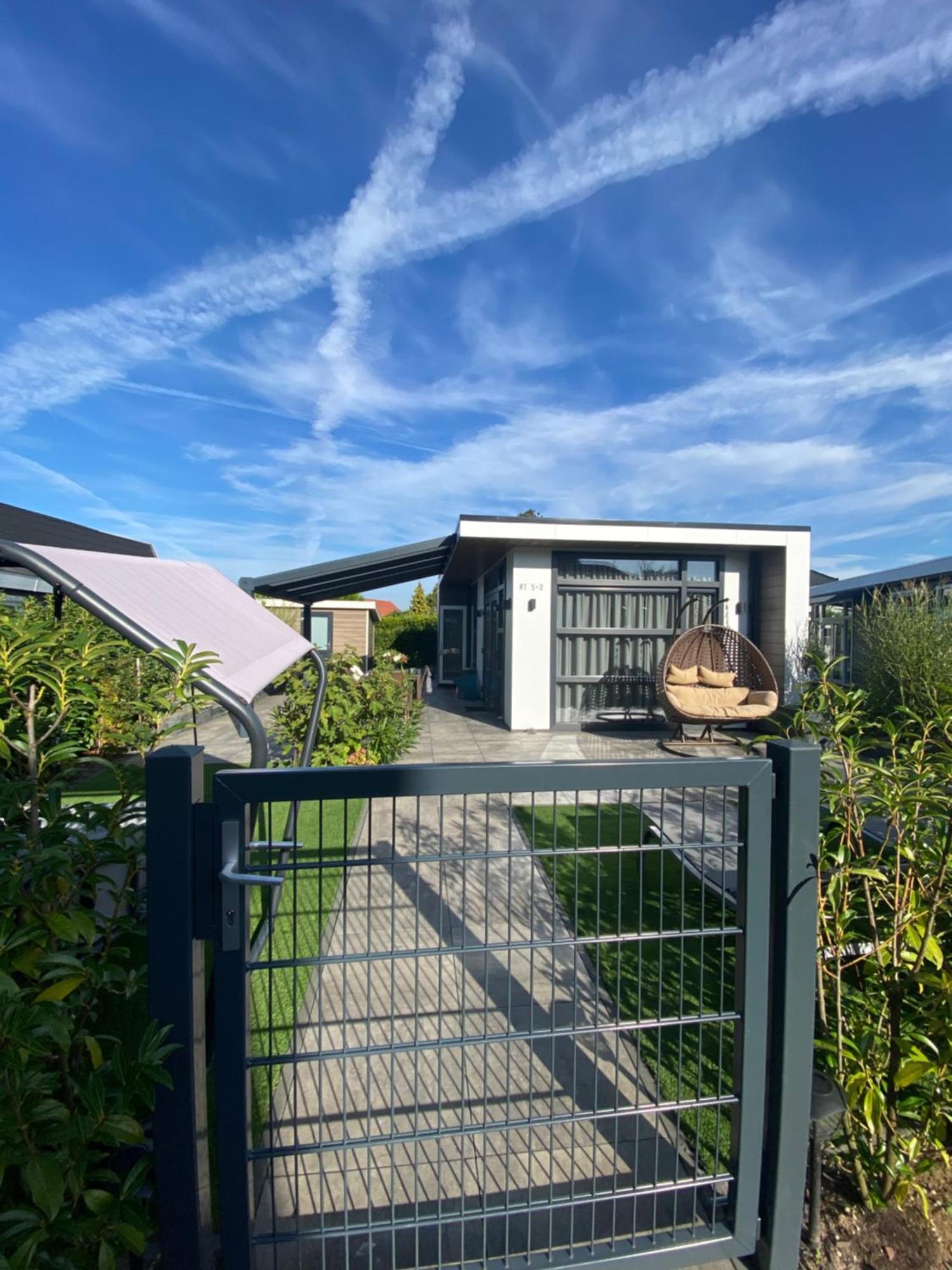Luxus Cube Ferienhaus Chalet Am See Mit Schwimmbad In Lathum Nl Εξωτερικό φωτογραφία